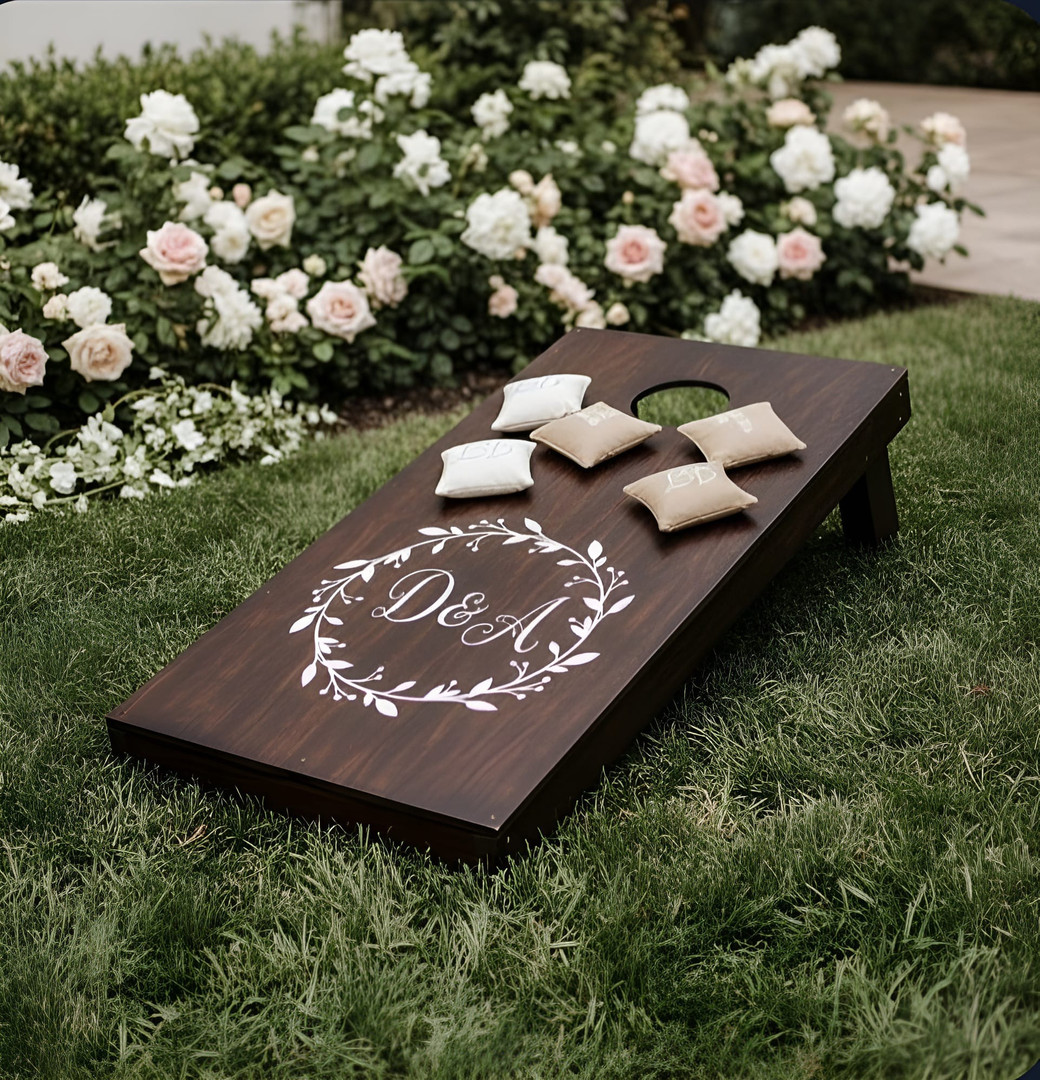 Joc Corn Hole din lemn personalizat, amenajat la o nuntă